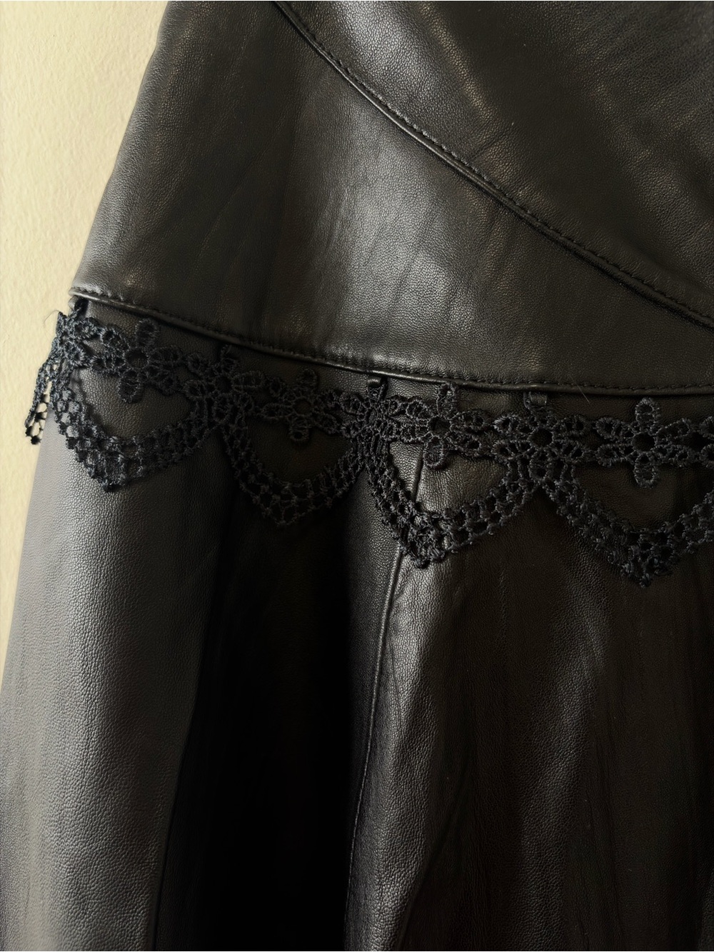 Danier Genuine Leather Black Lace-Trim Skirt – Size 4 - Picture 5 of 8